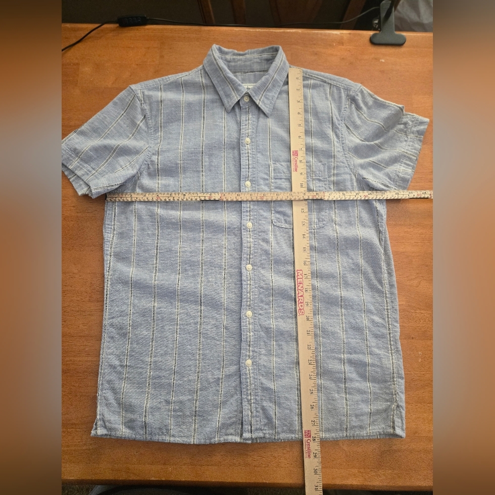 American Eagle Outfitters Blue Striped Short-Sleeve Button-Down Shirt. Size Med